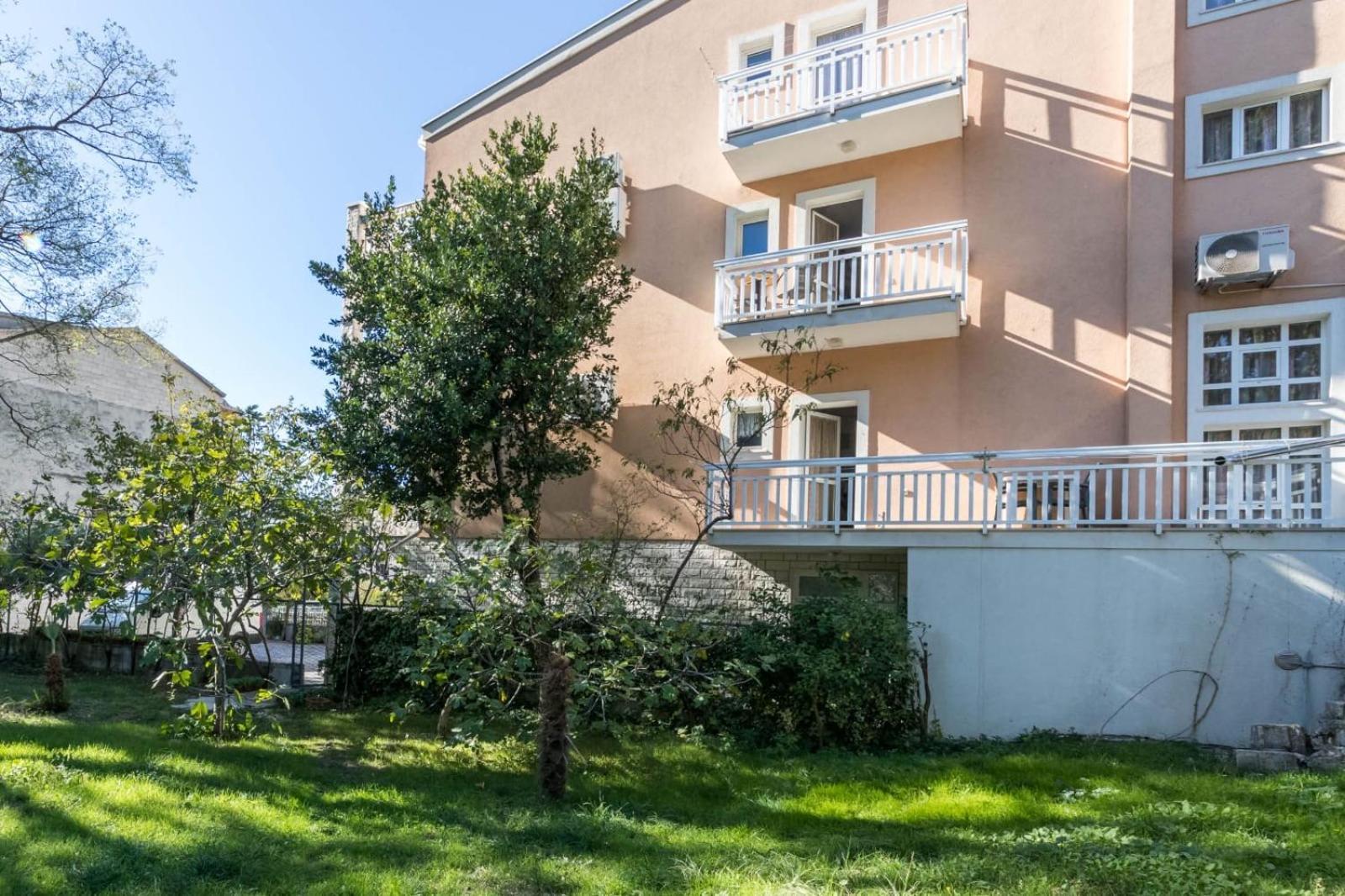 Apartments Dino Kaštela Exteriör bild