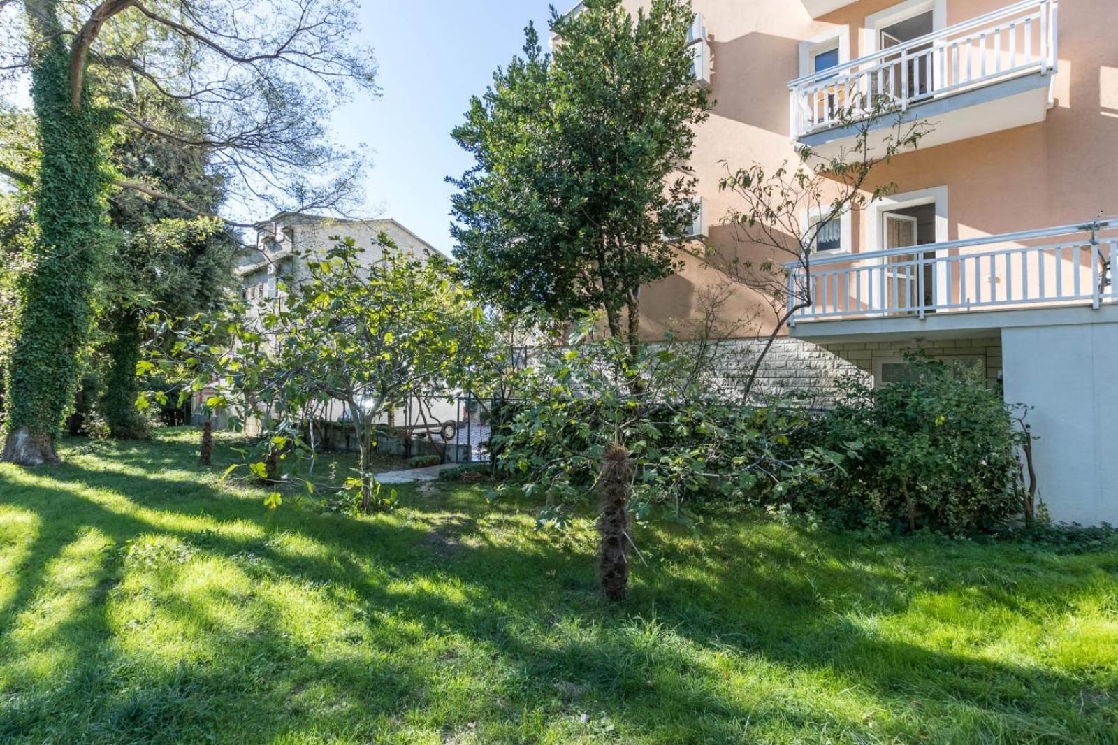 Apartments Dino Kaštela Exteriör bild